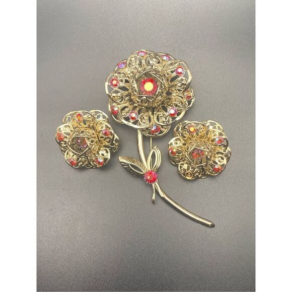 Sarah Coventry Gold tone Flower Brooch red rhinestones matching clip earrings - Picture 1 of 11